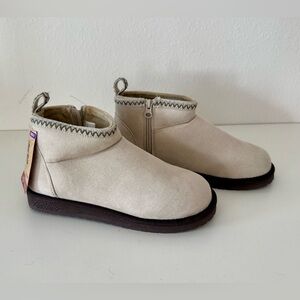 🆕 Muk Luks Side Zip Booties in color: stone “Lydia” NWT $49  size: 8